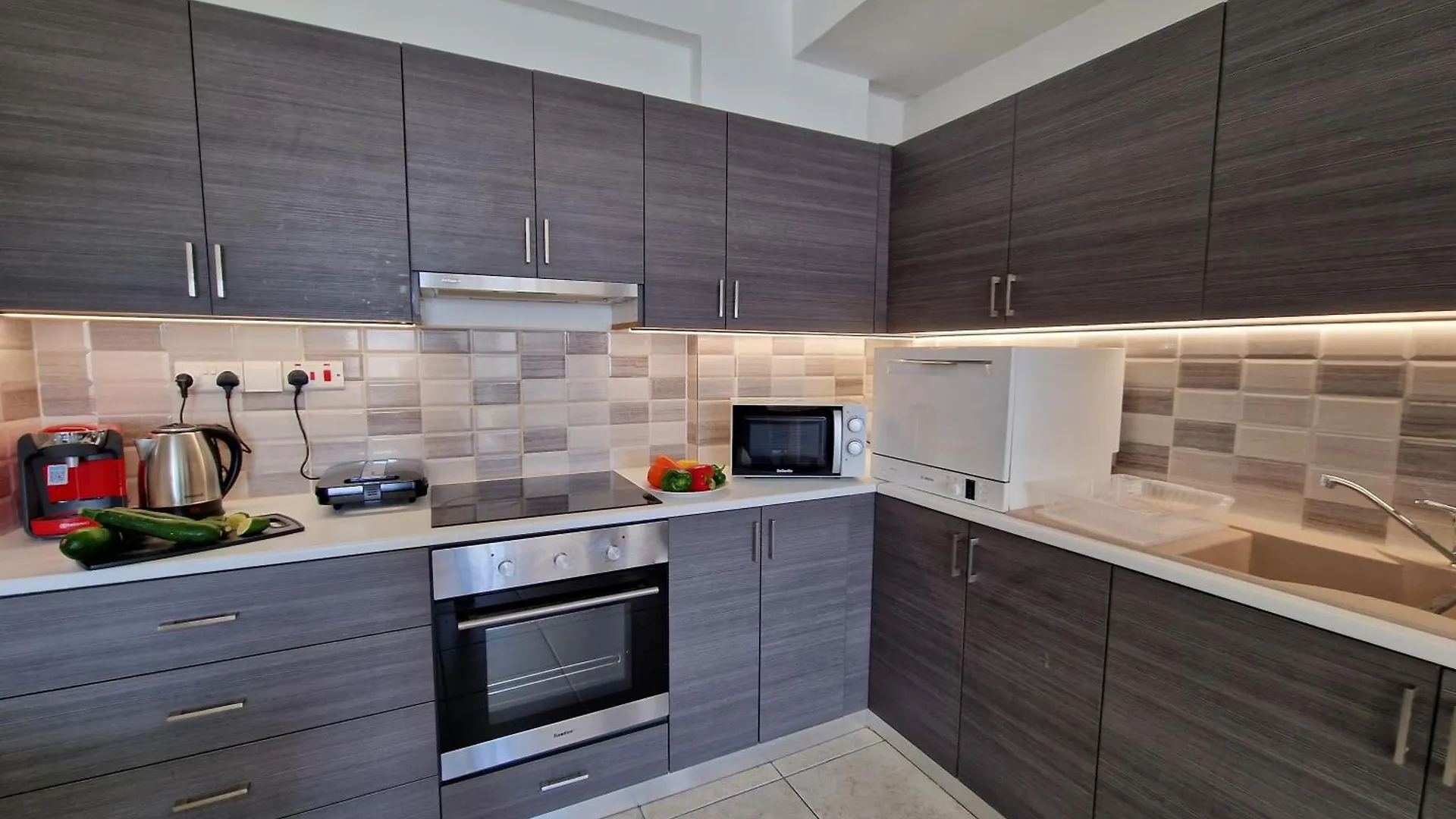 Apartment Tropical Paradise 200M From Finikoudes Beach Larnaca