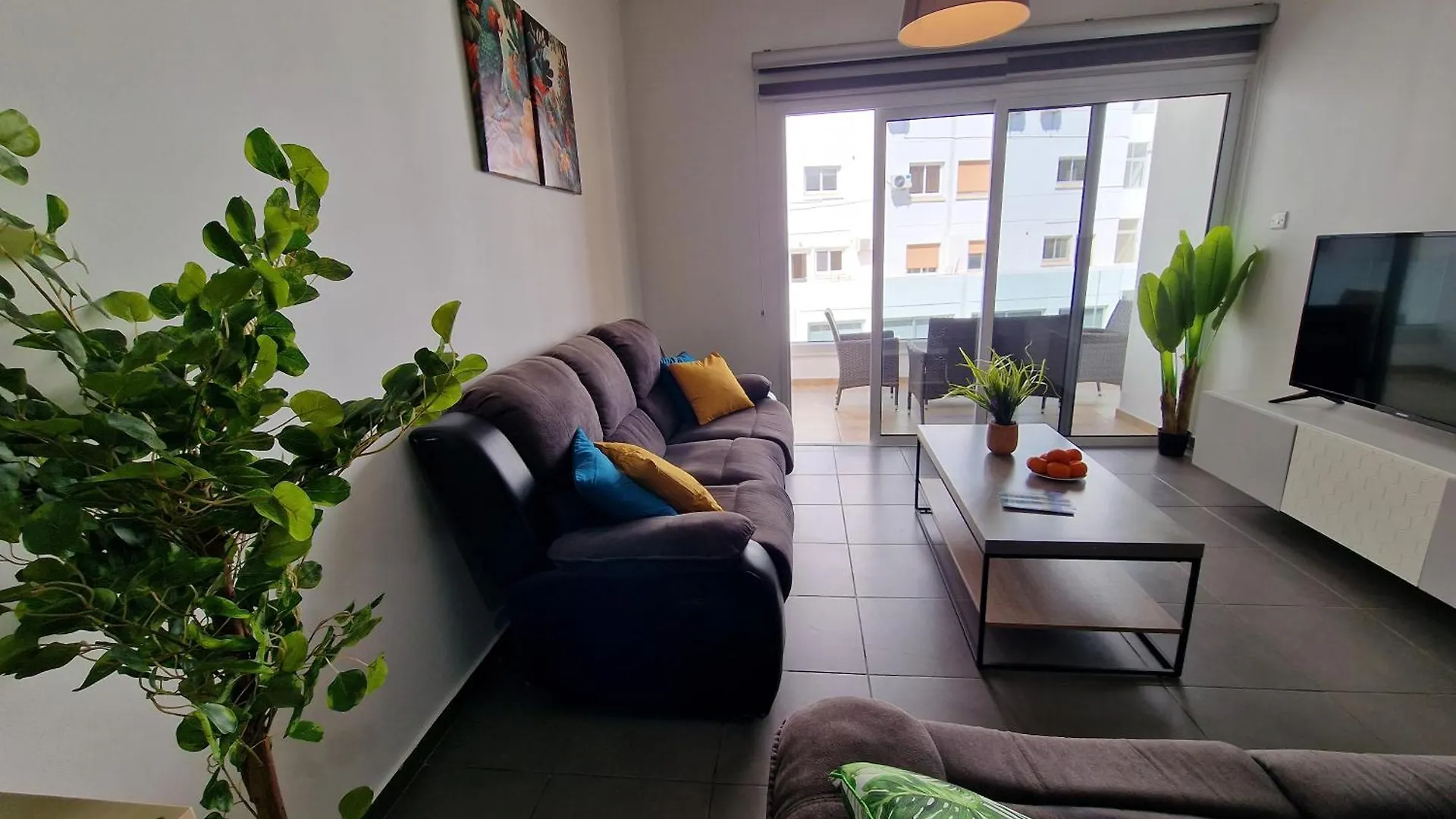 Tropical Paradise 200M From Finikoudes Beach Larnaca Apartment