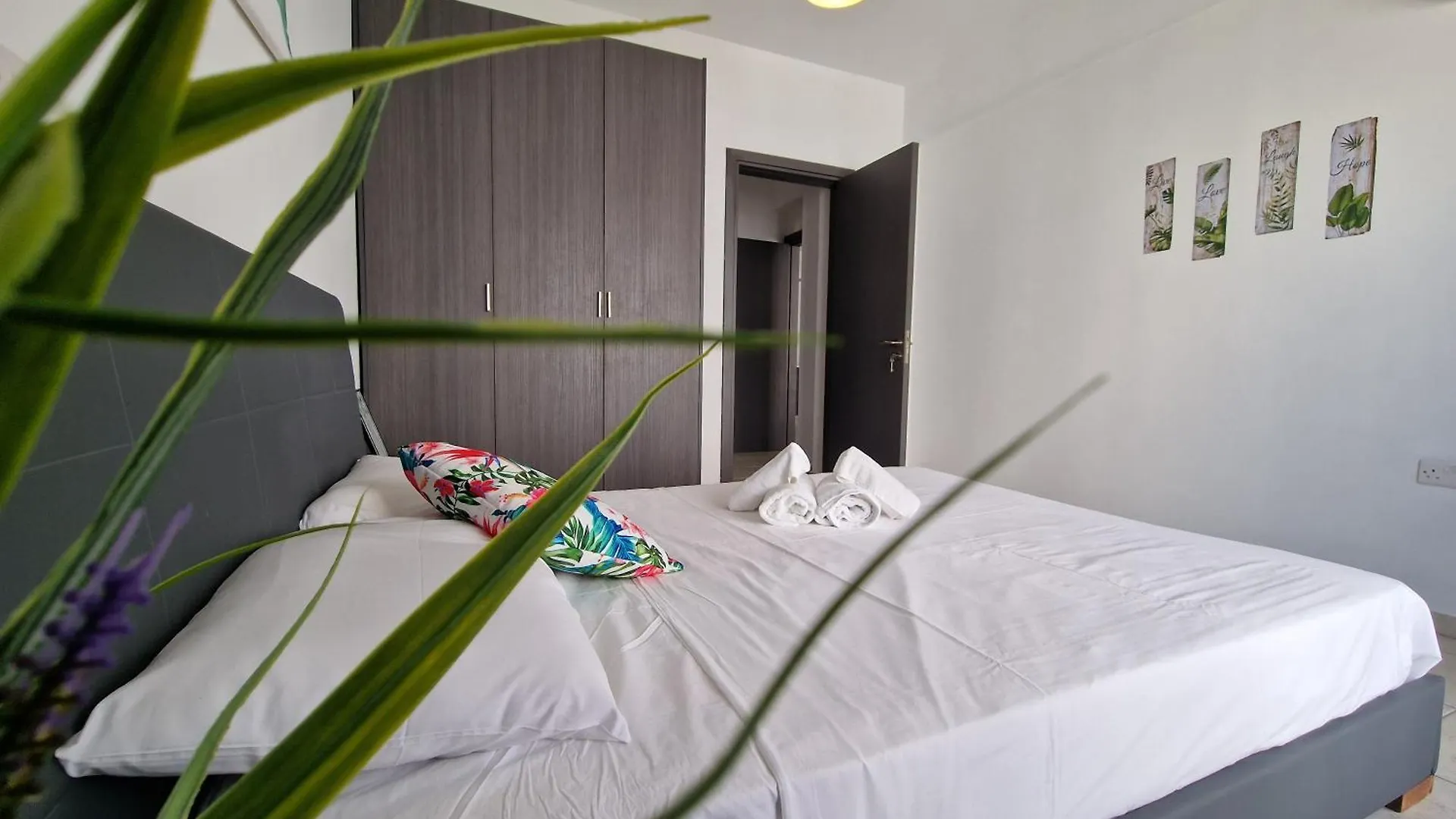 Tropical Paradise 200M From Finikoudes Beach Larnaca Cyprus