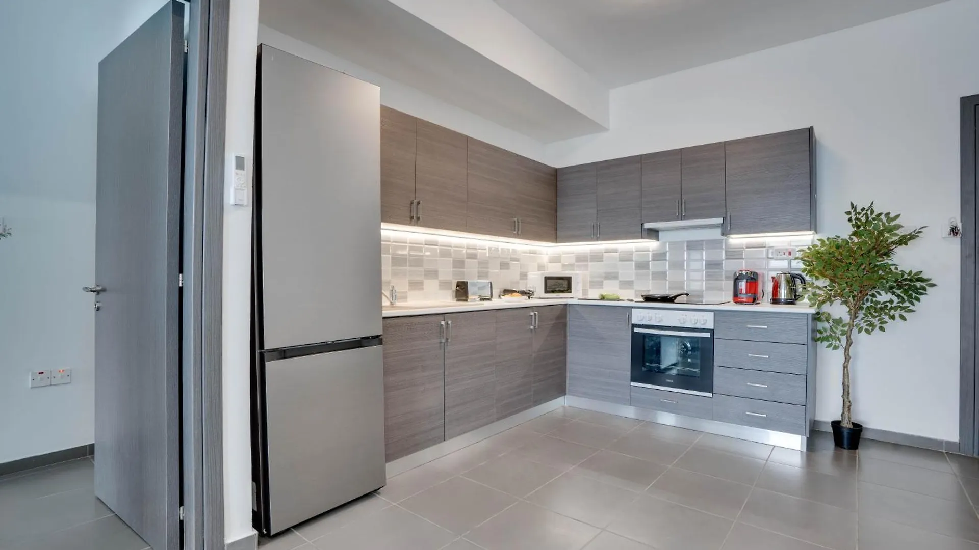 Apartment Tropical Paradise 200M From Finikoudes Beach Larnaca